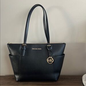 Excellent Condition Michael Kors Medium Jet Set Handbag - Black Saffiano Leather